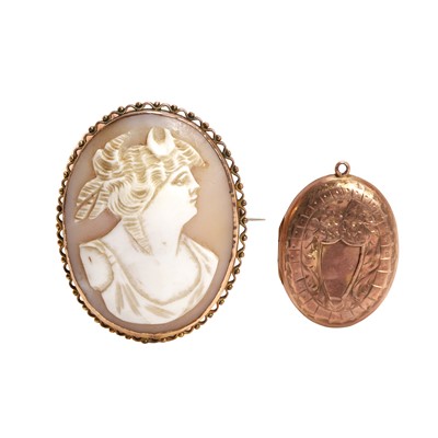 Lot 231 - A shell cameo brooch and a 9ct gold locket