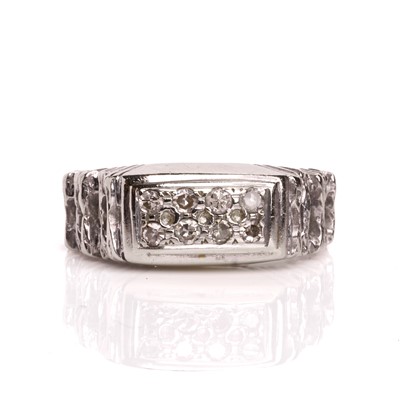 Lot 130 - A white gold diamond ring