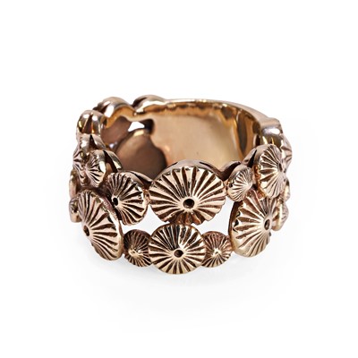 Lot 58 - An abstract design ring