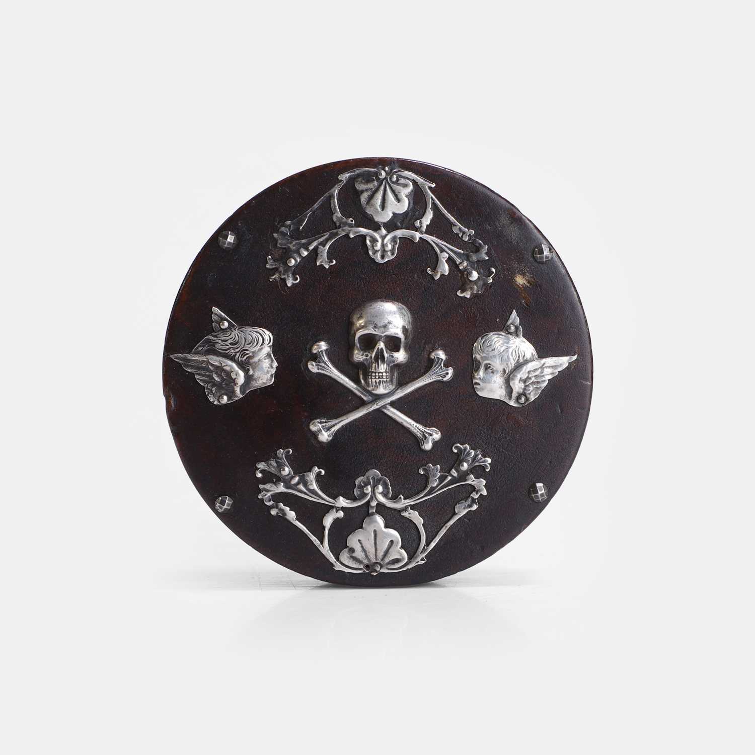 Lot 112 - A memento mori snuffbox