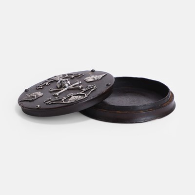 Lot 112 - A memento mori snuffbox