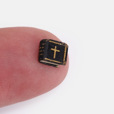 Lot 410 - A miniature 'Lord's Prayer' book