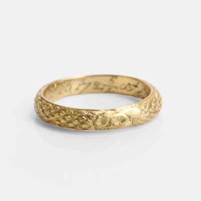 Lot 6 - A memento mori gold skull ring