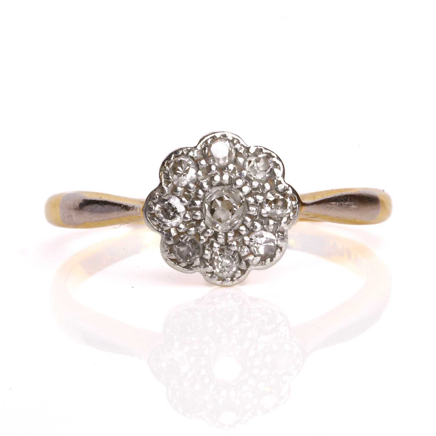 Lot 34 - A diamond daisy cluster ring