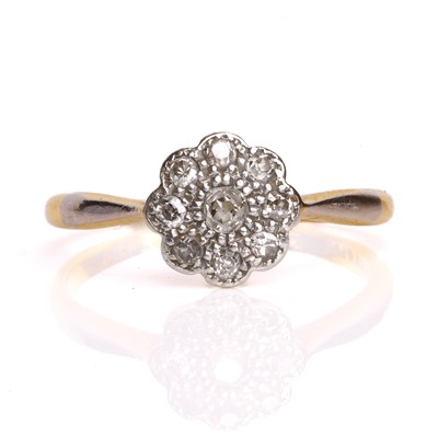 Lot 34 - A diamond daisy cluster ring