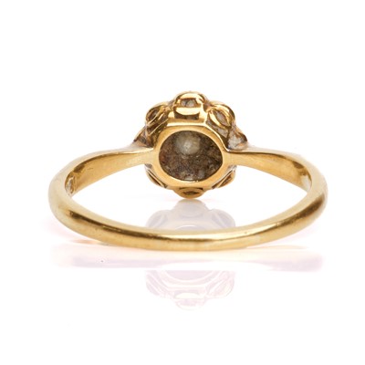 Lot 34 - A diamond daisy cluster ring