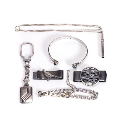 Lot 298 - A collection of silver jewellery and items