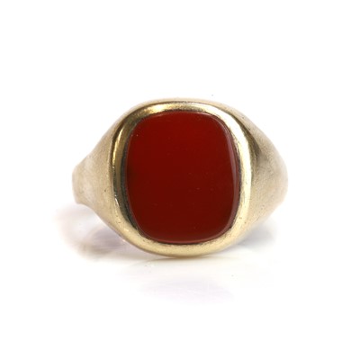 Lot 367 - A 9ct gold carnelian signet ring