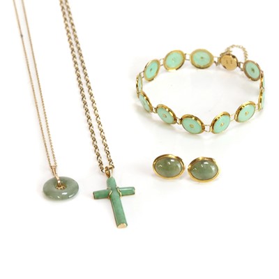 Lot 287 - A collection of green hardstone set jewellery