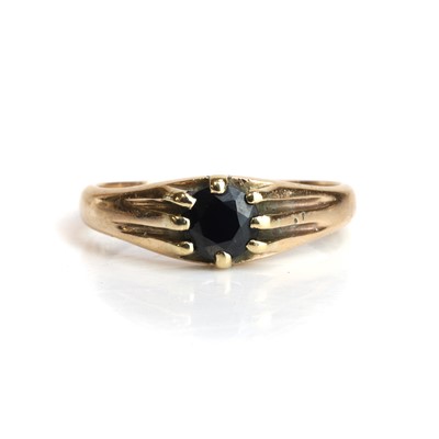 Lot 85 - A 9ct gold sapphire single stone ring