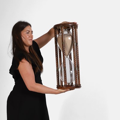 Lot 409 - A superb four-hour hourglass