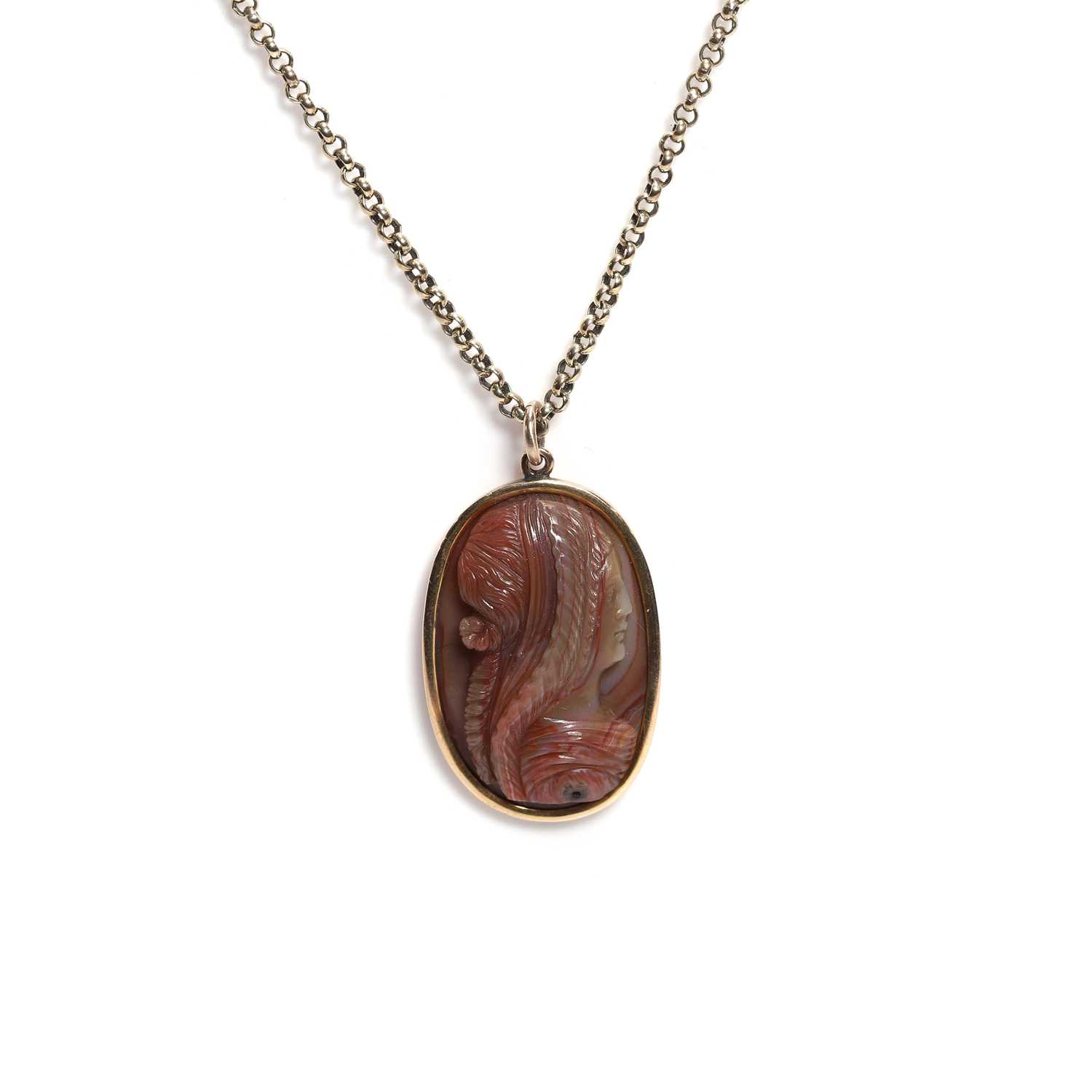 Lot 21 - An agate cameo pendant necklace