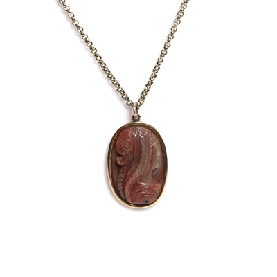 Lot 21 - An agate cameo pendant necklace