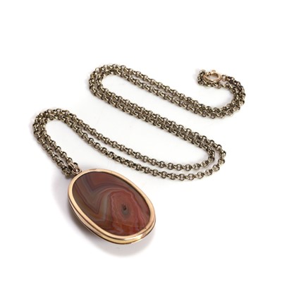 Lot 21 - An agate cameo pendant necklace
