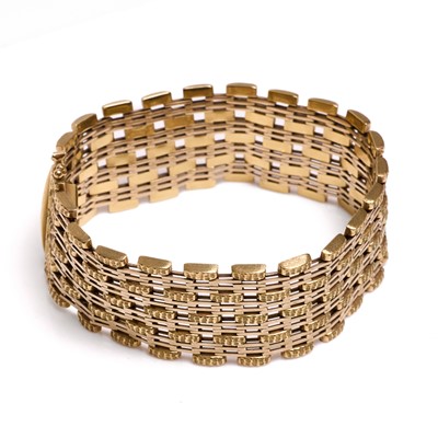 Lot 351 - A 9ct gold bracelet