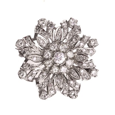 Lot 147 - A diamond cluster brooch
