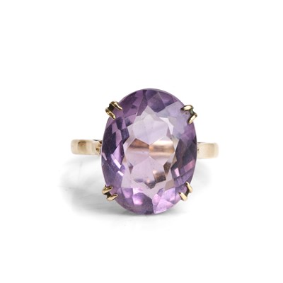 Lot 118 - An amethyst single stone ring