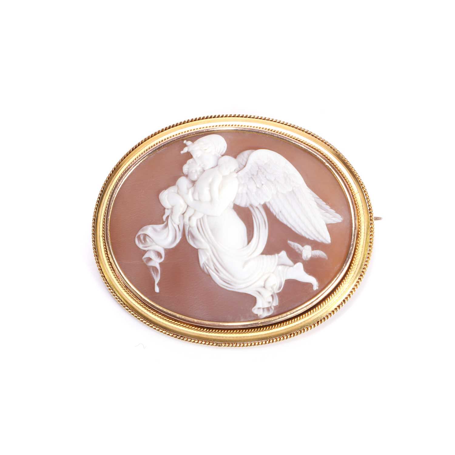 Lot 16 - A Continental 18ct gold shell cameo brooch