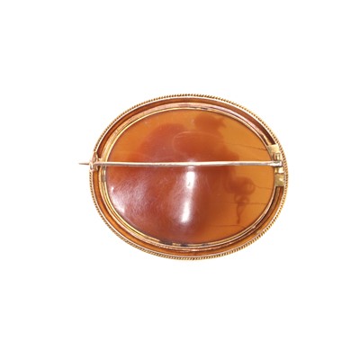 Lot 16 - A Continental 18ct gold shell cameo brooch