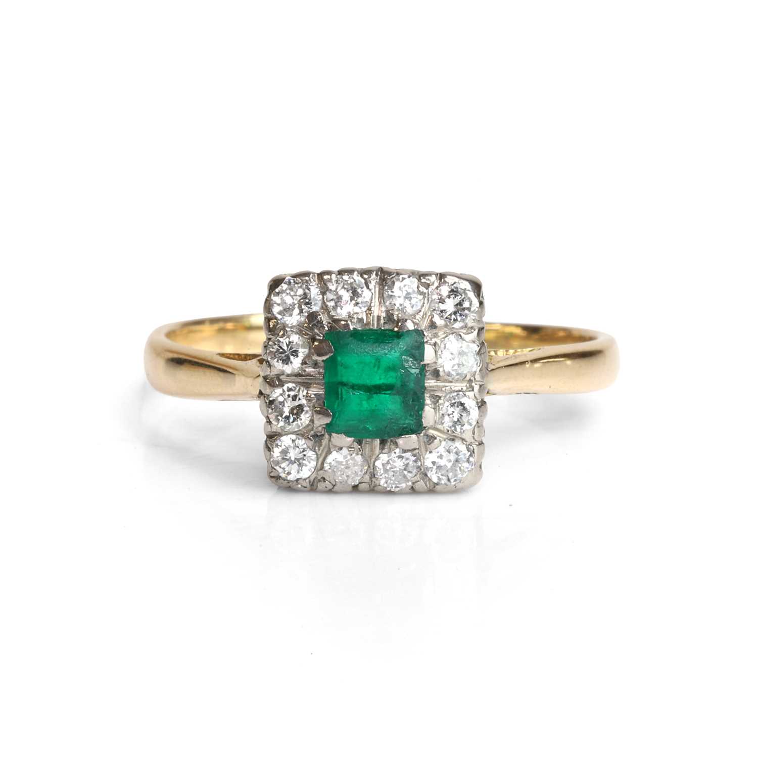 Lot 88 - An emerald and diamond cluster ring