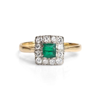 Lot 88 - An emerald and diamond cluster ring
