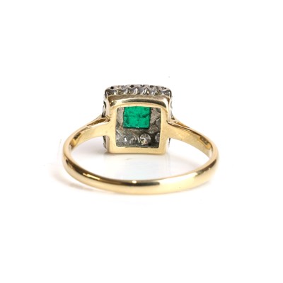 Lot 88 - An emerald and diamond cluster ring