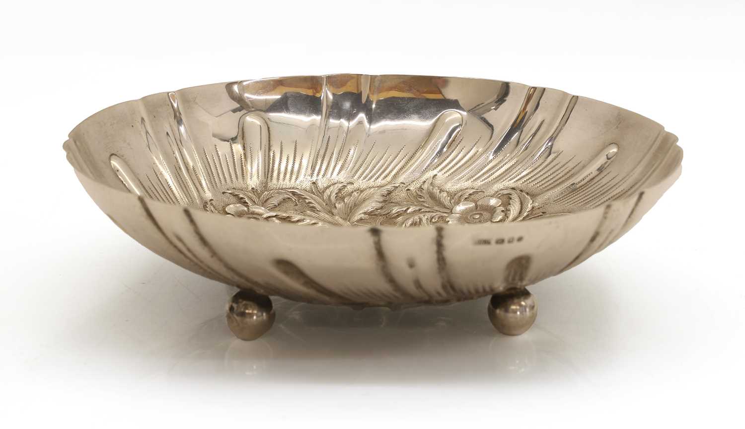 Lot 8 - A silver bowl