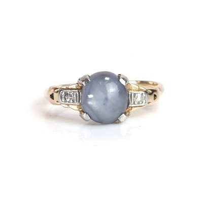 Lot 162 - A star sapphire and diamond ring