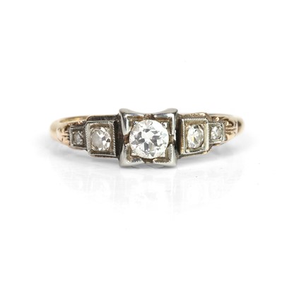 Lot 105 - An Art Deco style diamond five stone ring