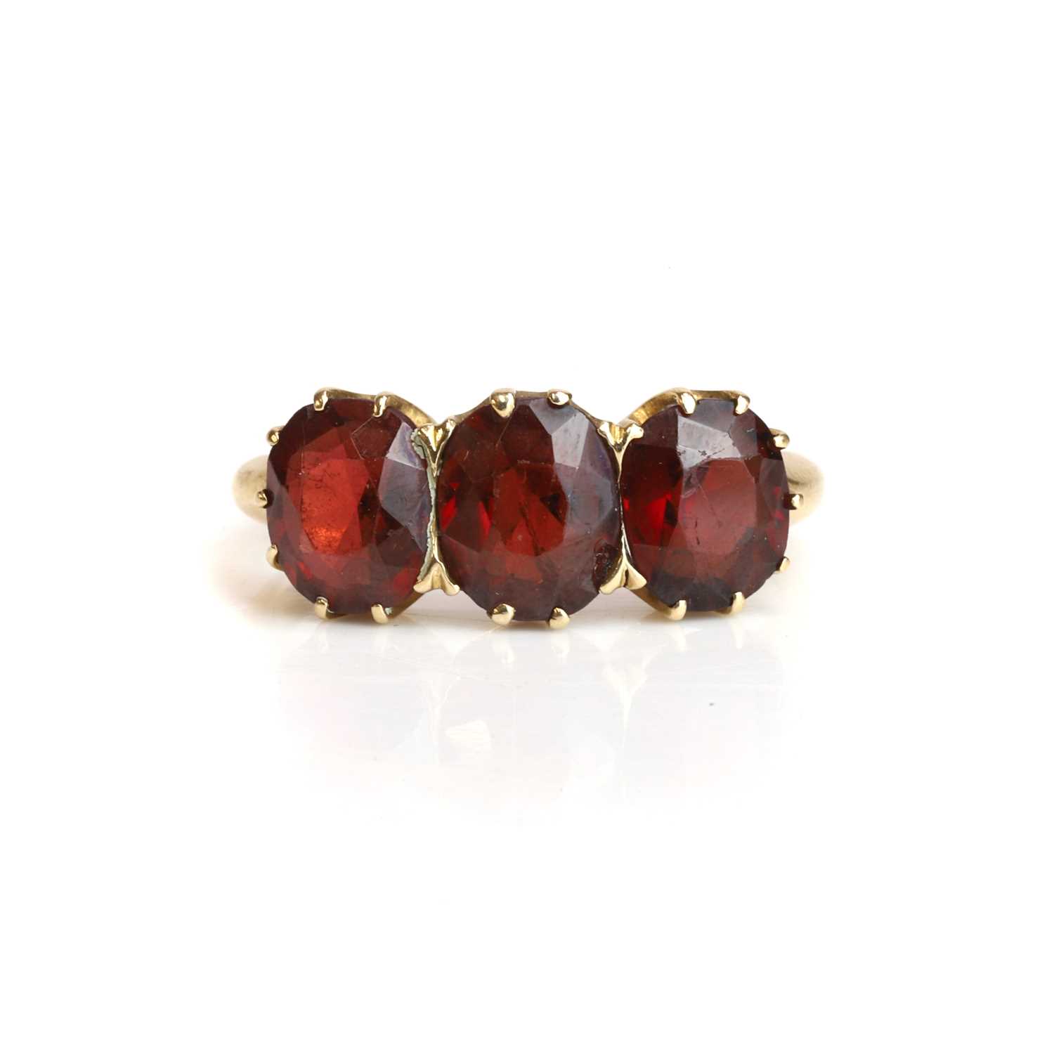 Lot 28 - A late Victorian/Edwardian three stone garnet ring