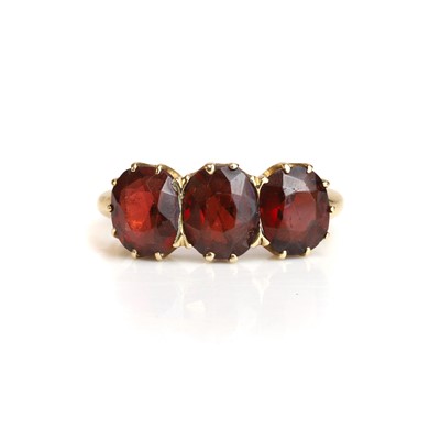 Lot 28 - A late Victorian/Edwardian three stone garnet ring