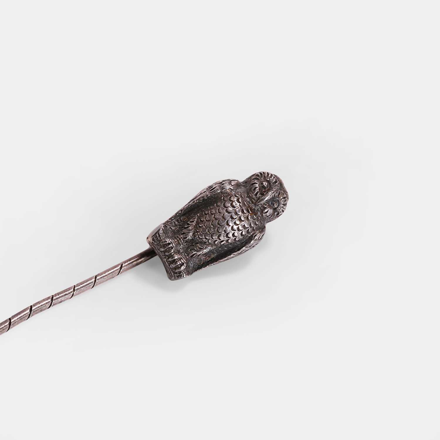 Lot 40 - A symbolic owl stick pin
