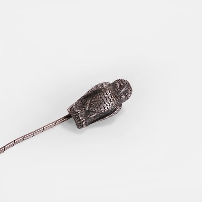 Lot 40 - A symbolic owl stick pin