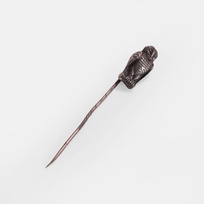 Lot 40 - A symbolic owl stick pin