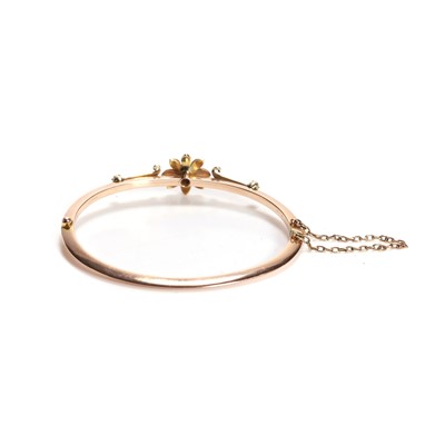 Lot 41 - A diamond and split pearl hinged bangle