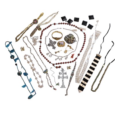 Lot 289 - A collection of assorted jewels and small implements