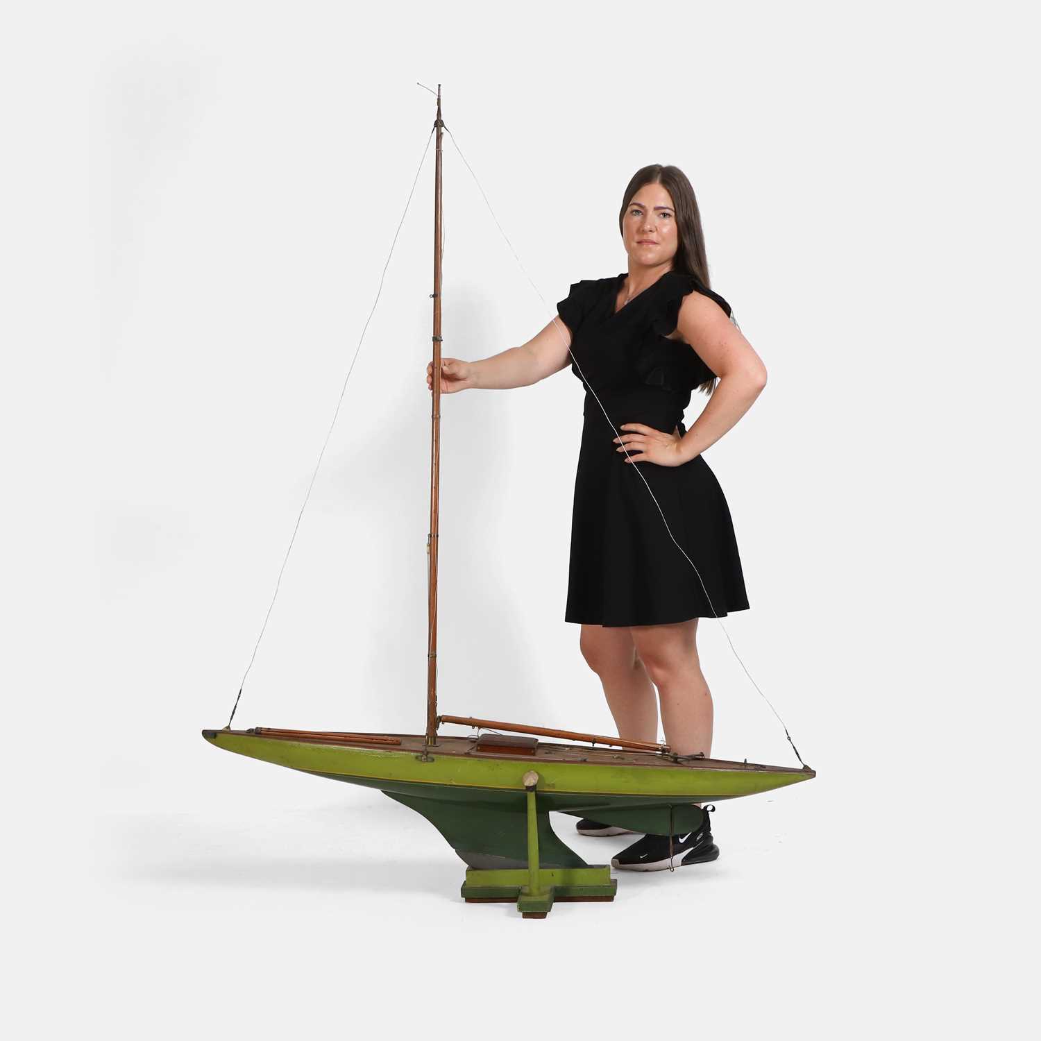 Lot 529 - A pond yacht 'Meteor II'