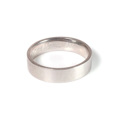 Lot 374 - A platinum wedding ring