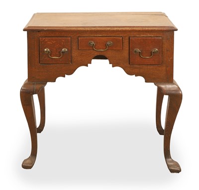 Lot 537 - A small oak low boy