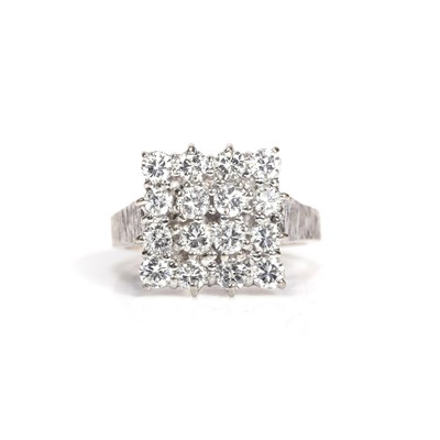 Lot 144 - A diamond cluster ring