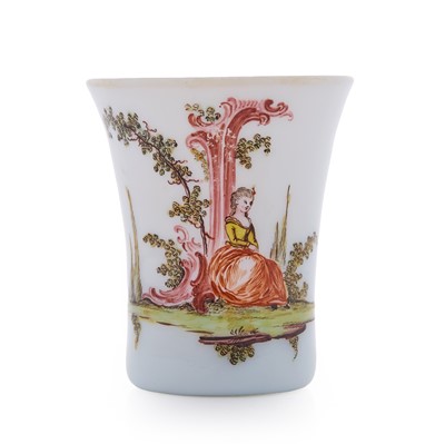 Lot 26 - A Milchglas beaker