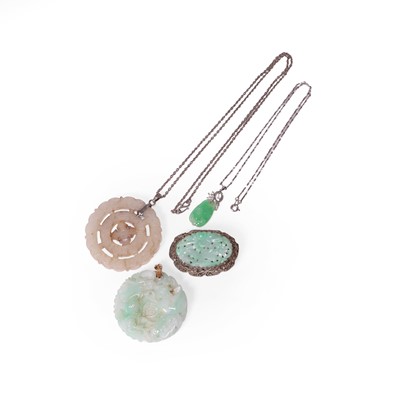 Lot 301 - A group of carved hardstone and jade jewellery