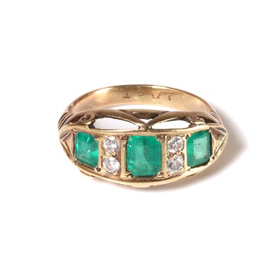 Lot 86 - An emerald and diamond ring