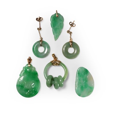 Lot 300 - A group of jade jewellery