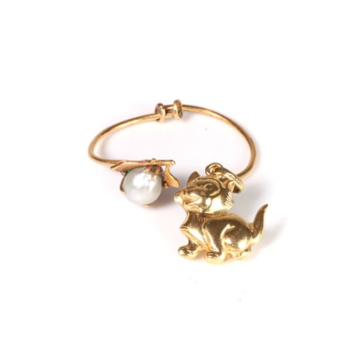 Lot 308 - A cat charm/pendant and a cultured pearl ring