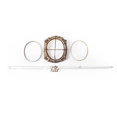 Lot 310 - A brooch and a pendant necklace
