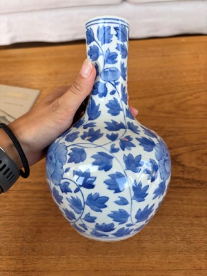 Lot 53 - A Chinese blue and white vase