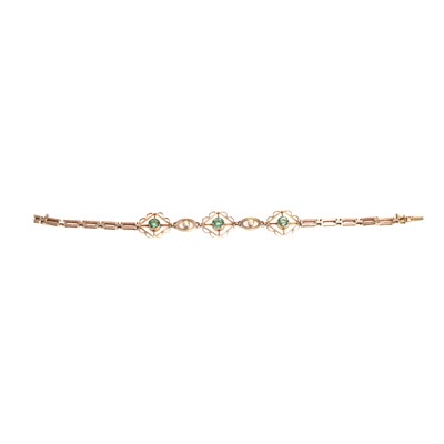 Lot 53 - An Edwardian green tourmaline and split pearl bracelet