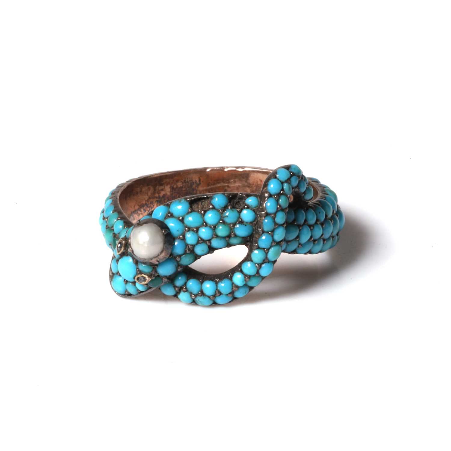 Lot 9 - A turquoise set snake ring