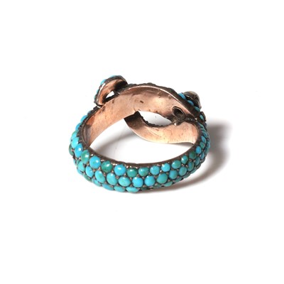 Lot 9 - A turquoise set snake ring